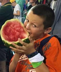 外国男孩吃瓜走红,一瓜成名全球瞩目